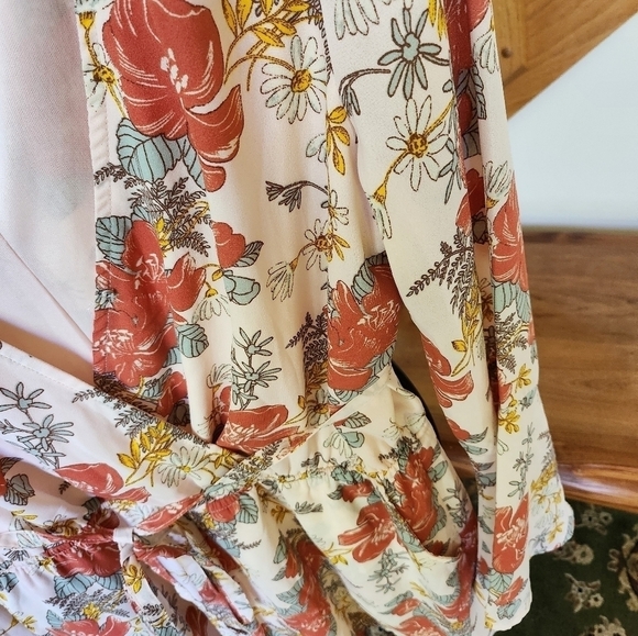 Lulu's Bell Sleeve Floral Cross Front Closure Sz. M Romper - Picture 3 of 12